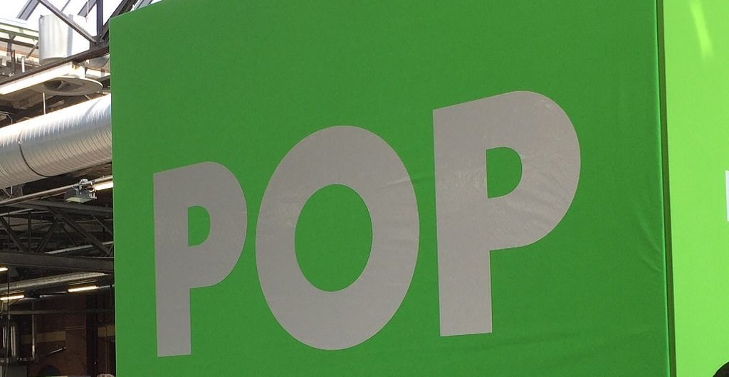 Blick auf den grünen Würfel "POP" zur rp18 in der großen Halle der re:publica