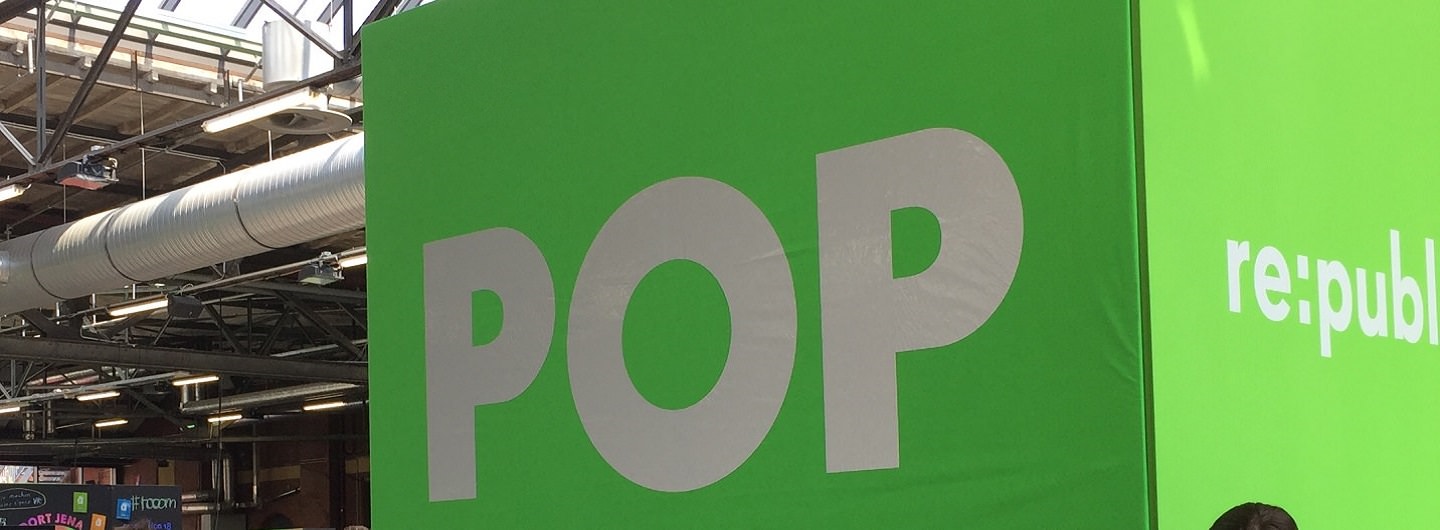 Blick auf den grünen Würfel "POP" zur rp18 in der großen Halle der re:publica